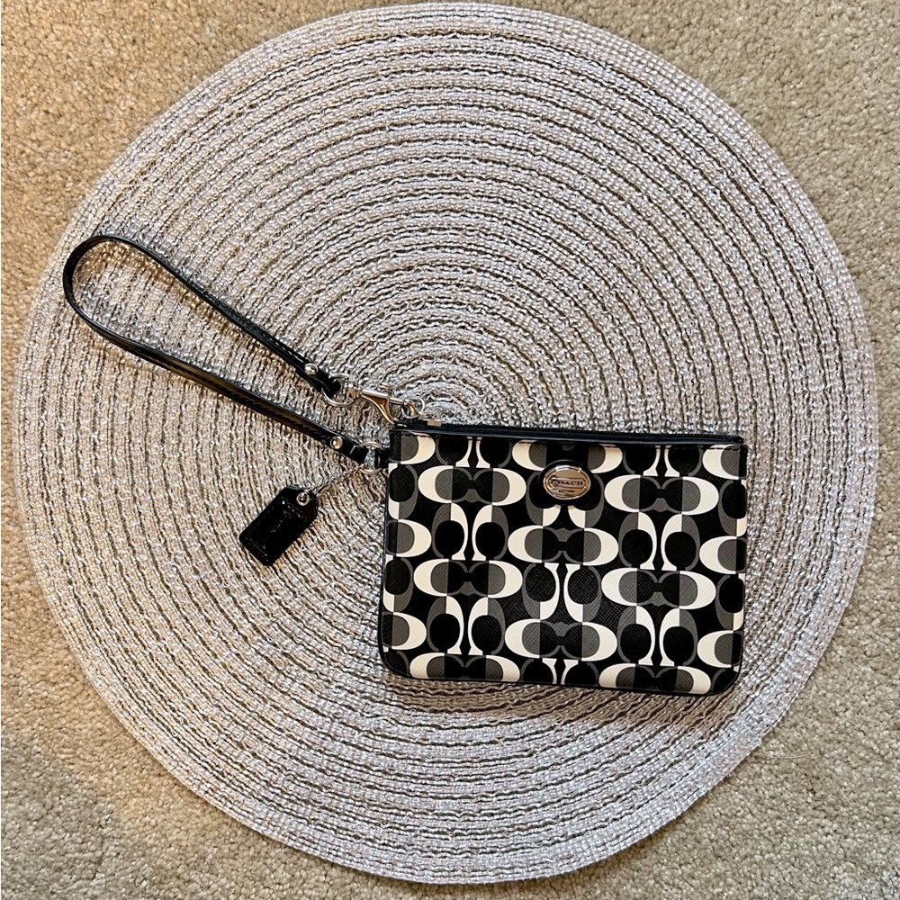 *Like New* Coach Black and White Patterned Wristlet